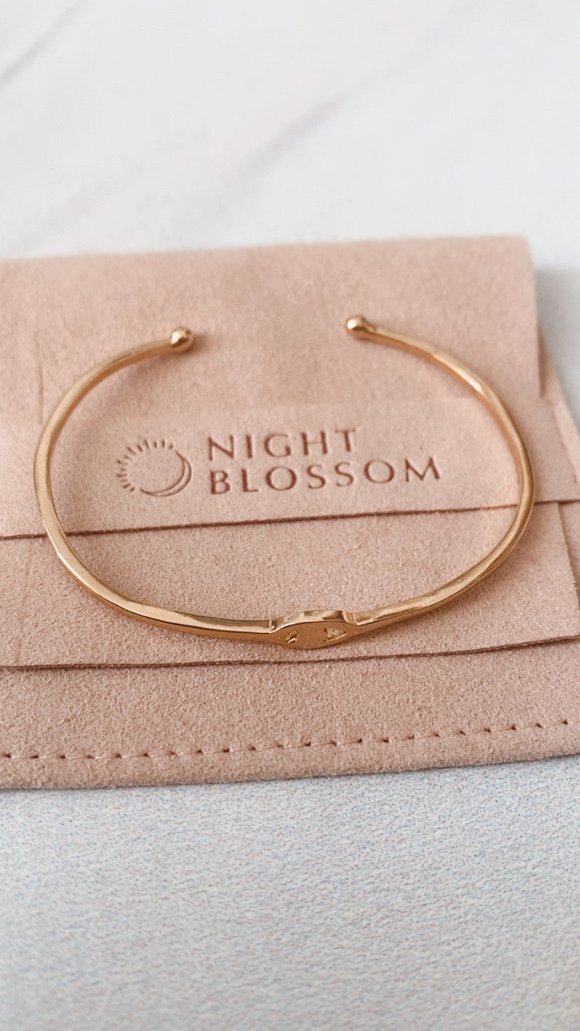 Slim eye bangle